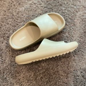 Target - Mad Love Star Slide Sandals - size 8